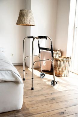 Ходунки крокуючі складані AIRM HEALTH з 2 колесами (9508)